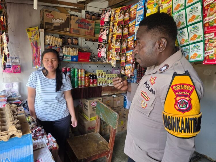 Jelang Ramadhan, Sat Binmas Polres Tolikara Awasi Harga dan Peredaran Barang Kedaluwarsa