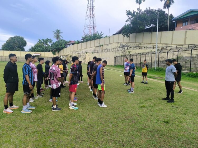 Puluhan Pelajar Ikuti Binlat Seleksi Penerimaan Polri Terpadu 2026 di Stadion 16 November Fakfak