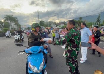 Tumbuhkan Semangat Berbagi, Dandim 1310/Bitung dan Wakil Walikota Bitung Turut Bagi-Bagi Takjil Bersama Komisi III DPR RI MDT