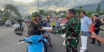 Tumbuhkan Semangat Berbagi, Dandim 1310/Bitung dan Wakil Walikota Bitung Turut Bagi-Bagi Takjil Bersama Komisi III DPR RI MDT