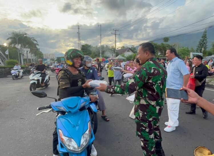 Tumbuhkan Semangat Berbagi, Dandim 1310/Bitung dan Wakil Walikota Bitung Turut Bagi-Bagi Takjil Bersama Komisi III DPR RI MDT
