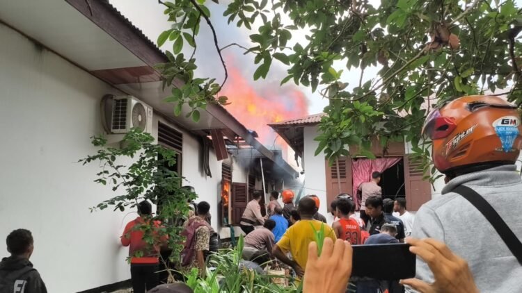 Polres Fakfak Sigap Tangani Kebakaran di Fakfak Utara, Pastikan Keselamatan Warga Prioritas Utama