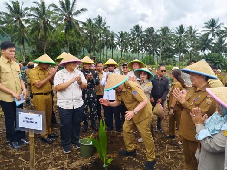 Dukung Program Hilirisasi Perkebunan, Dandim 1310/Bitung Ikut Tanam Kelapa