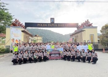 Polwan Polda Papua Barat Dan Polresta Manokwari Gelar Aksi Sosial Berbagi Takjil di Bulan Suci Ramadan