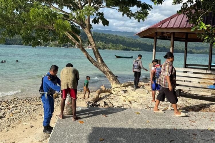 Sat Polairud Polres Fakfak dan Warga Beraksi Wujudkan Program ASRI