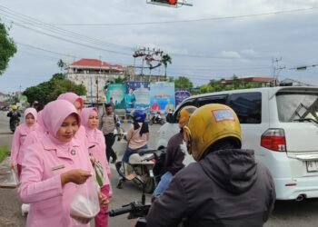 Polresta Manokwari Dan Bhayangkari Cabang Kota Manokwari Bagikan Ratusan Takjil di Perempatan Makalow