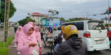 Polresta Manokwari Dan Bhayangkari Cabang Kota Manokwari Bagikan Ratusan Takjil di Perempatan Makalow