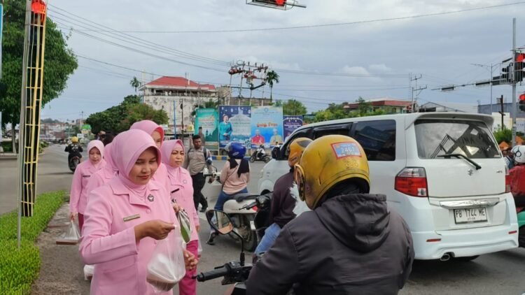 Polresta Manokwari Dan Bhayangkari Cabang Kota Manokwari Bagikan Ratusan Takjil di Perempatan Makalow