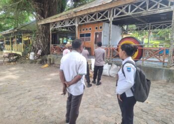 Personel Ditpamobvit Polda Papua Barat Tinjau Lokasi bangunan Pos Pam Pariwisata di Pantai Pasir Putih