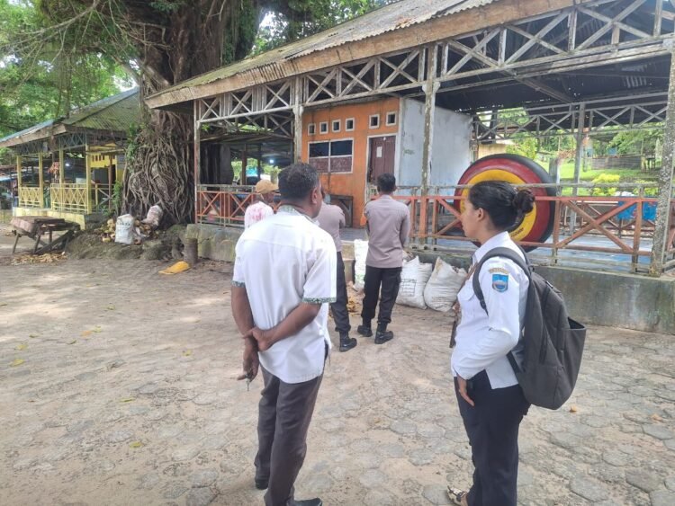 Personel Ditpamobvit Polda Papua Barat Tinjau Lokasi bangunan Pos Pam Pariwisata di Pantai Pasir Putih