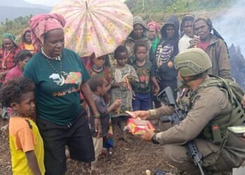 Saat Polisi dan Anak-Anak Papua Tertawa Bersama di Sugapa