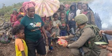 Saat Polisi dan Anak-Anak Papua Tertawa Bersama di Sugapa
