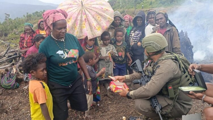 Saat Polisi dan Anak-Anak Papua Tertawa Bersama di Sugapa