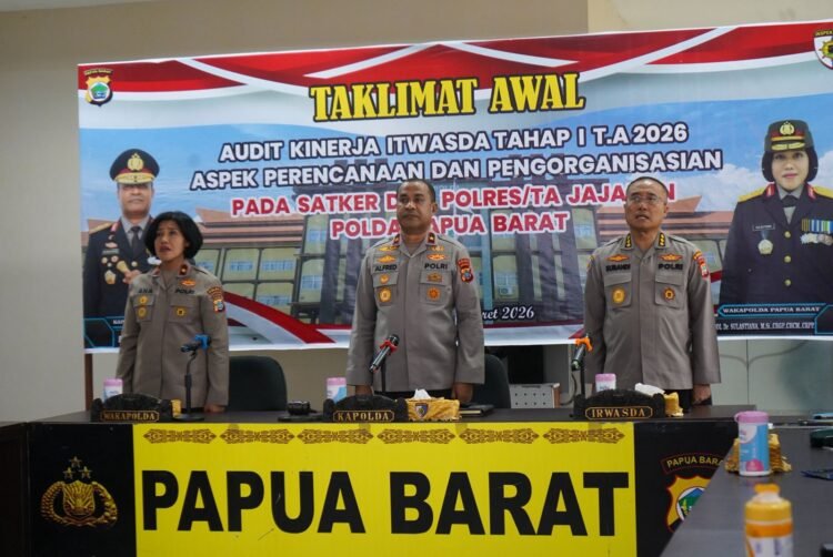 Personel Ditpamobvit Polda Papua Barat Tinjau Lokasi bangunan Pos Pam Pariwisata di Pantai Pasir Putih