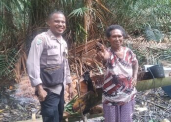 Bhabinkamtibmas Distrik Rumberpon Laksanakan Sambang dan Himbauan Kamtibmas di Kampung Yembekiri II
