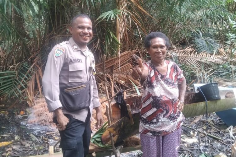 Bhabinkamtibmas Distrik Rumberpon Laksanakan Sambang dan Himbauan Kamtibmas di Kampung Yembekiri II