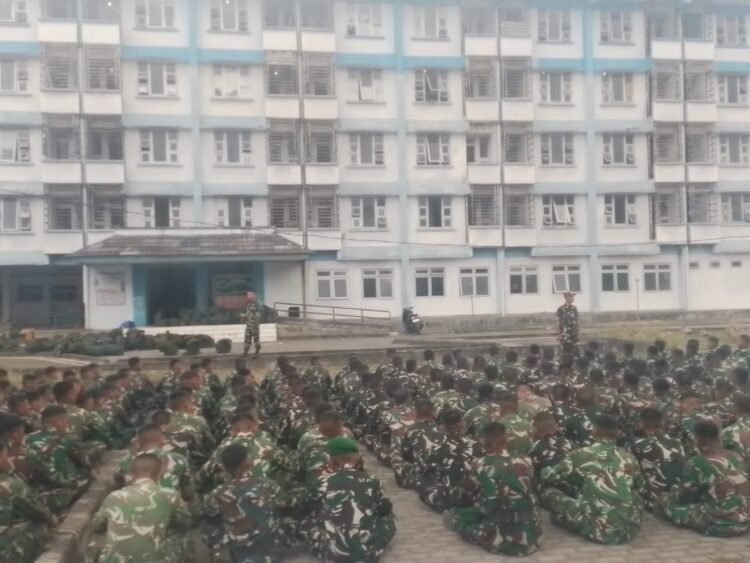 Dandim 1310/Bitung Sambut Kedatangan Prajurit Yonif TP 916/SDY di Lokasi Marshaling Area