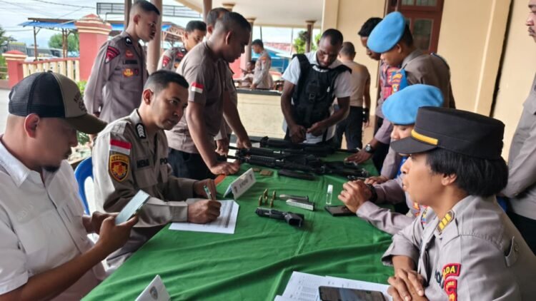 Polresta Manokwari Laksanakan Pemeriksaan Senjata Api Personil Polresta Manokwari dan Polsek Jajaran