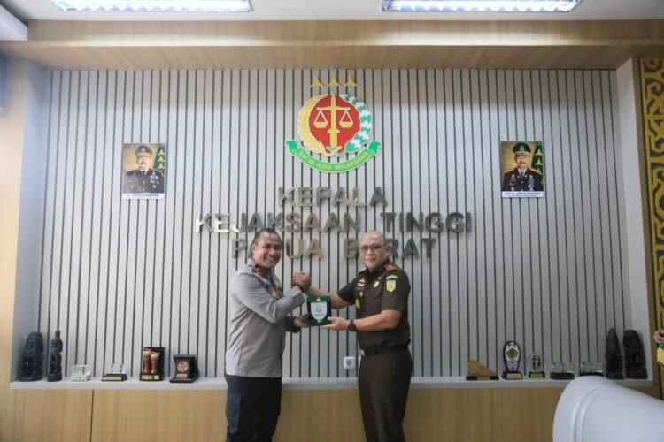 Kapolda Papua Barat Silaturahmi dengan Kepala Kejaksaan Tinggi Papua Barat, Perkuat Sinergitas Penegakan Hukum