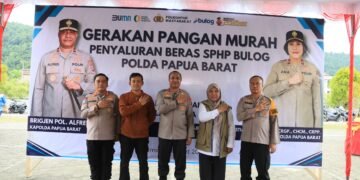 Polda Papua Barat Gelar Bazar Gerakan Pangan Murah Polri, Salurkan Beras SPHP kepada Masyarakat