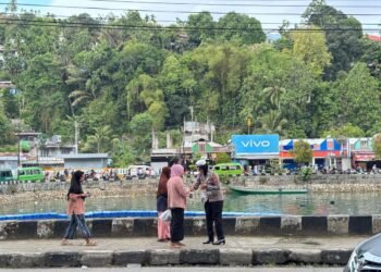 Sapa Warga dengan Senyum, Polwan Polres Fakfak Tebar Kebaikan Lewat Bagi-Bagi Takjil