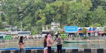 Sapa Warga dengan Senyum, Polwan Polres Fakfak Tebar Kebaikan Lewat Bagi-Bagi Takjil