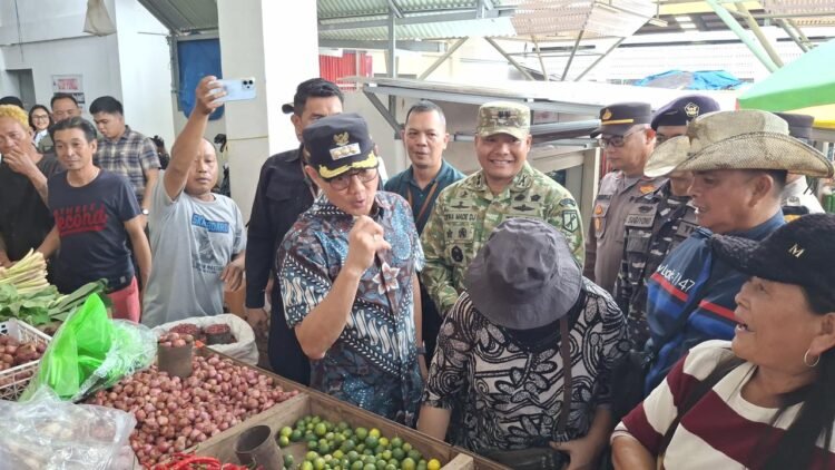 Jelang Idul Fitri 1447 H, Dandim 1310/Bitung Bersama Forkopimda Minut Sidak Pasar dan Bagikan Kupon Subsidi Sembako di Pasar Airmadidi