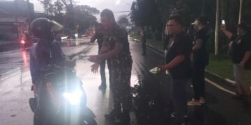 Tebar Kebaikan di Bulan Suci Ramadhan, Kodim 1310/Bitung Bersama Ormas Brigade Nusa Utara Bagikan Takjil kepada Masyarakat