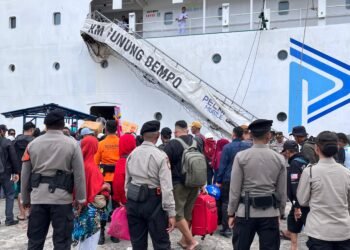 Pengamanan Arus Mudik Lebaran di Pelabuhan Manokwari, Personel Operasi Ketupat Mansinam 2026 Siaga Layani Penumpang Kapal