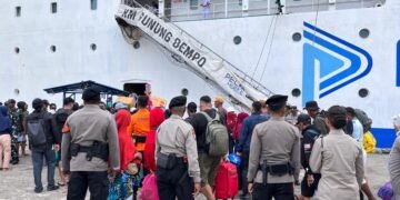 Pengamanan Arus Mudik Lebaran di Pelabuhan Manokwari, Personel Operasi Ketupat Mansinam 2026 Siaga Layani Penumpang Kapal