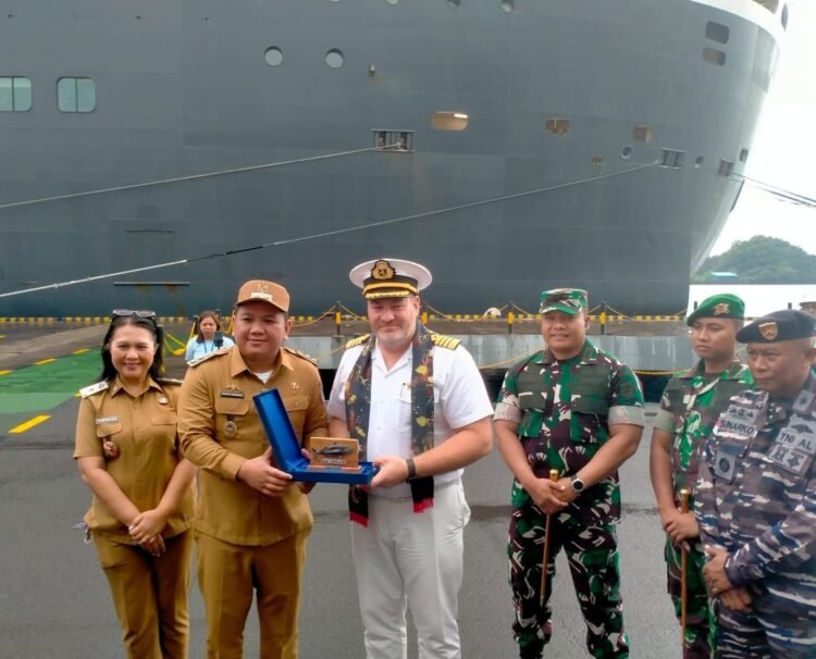 Dorong Sektor Pariwisata ke Kancah Dunia, Dandim 1310/Bitung Bersama Forkopimda Sambut Kedatangan Kapal Pesiar Queen Mary 2