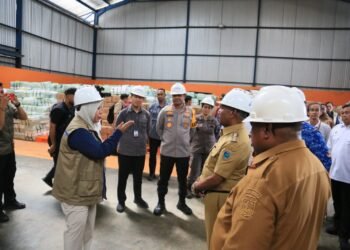 Kapolda Papua Barat Bersama Forkopimda Dampingi Gubernur Pantau Arus Mudik dan Ketersediaan Bahan Pokok