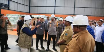 Kapolda Papua Barat Bersama Forkopimda Dampingi Gubernur Pantau Arus Mudik dan Ketersediaan Bahan Pokok