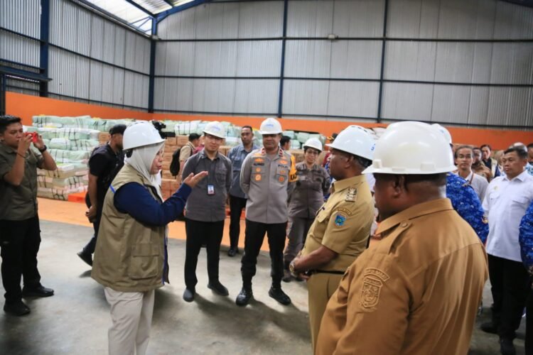 Kapolda Papua Barat Bersama Forkopimda Dampingi Gubernur Pantau Arus Mudik dan Ketersediaan Bahan Pokok