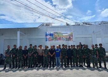 Wujud Kemanunggalan TNI – Rakyat, Kodim 1310/Bitung dan Yonif TP 916/BS bersama Warga Gelar Karya Bakti Pembersihan Kompleks Kanopi Bitung