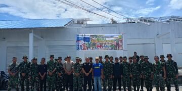 Wujud Kemanunggalan TNI – Rakyat, Kodim 1310/Bitung dan Yonif TP 916/BS bersama Warga Gelar Karya Bakti Pembersihan Kompleks Kanopi Bitung