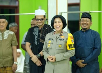 Pembagian Zakat Fitrah di Mesjid Al-Azhar Wosi