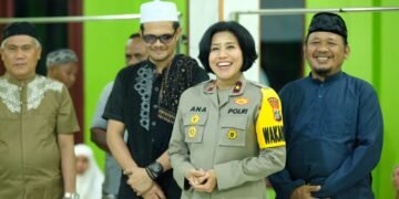 Pembagian Zakat Fitrah di Mesjid Al-Azhar Wosi