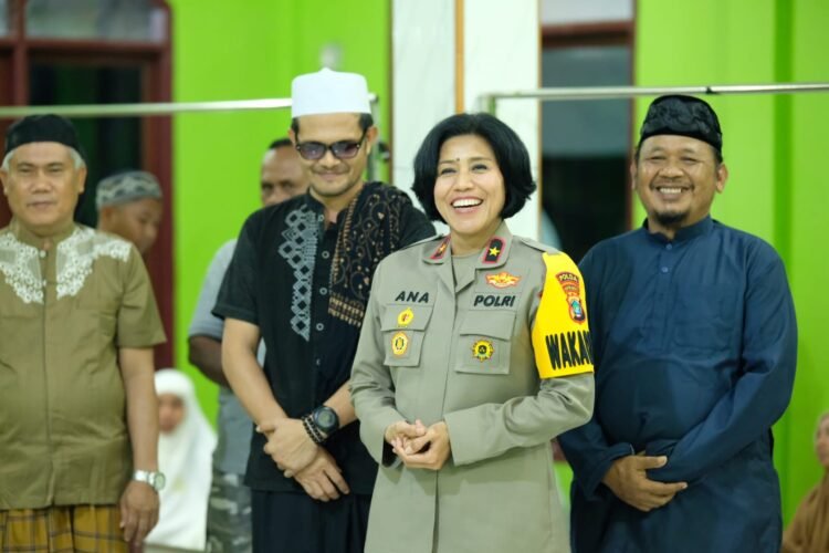 Pembagian Zakat Fitrah di Mesjid Al-Azhar Wosi