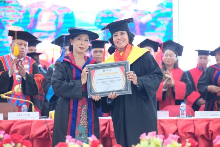 Wakapolda Papua Barat Hadiri Wisuda Universitas Caritas Indonesia sebagai Dukungan terhadap Pengembangan SDM