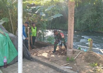 Babinsa Rap Rap Bersama Warga Kejar Target Bangun Jembatan Perintis Garuda