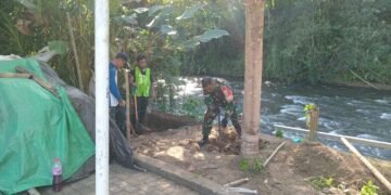 Babinsa Rap Rap Bersama Warga Kejar Target Bangun Jembatan Perintis Garuda