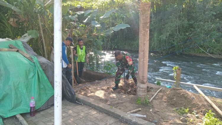 Babinsa Rap Rap Bersama Warga Kejar Target Bangun Jembatan Perintis Garuda