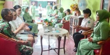 Danramil 1310-06/Airmadidi Dampingi Ketua Persit KCK Daerah XIII/Merdeka Ny. Lely Mirza Agus, Dalam Rangka Anjangsana dan Berikan Tali Asih di Wilayah Kodim 1310/Bitung