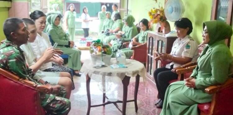 Danramil 1310-06/Airmadidi Dampingi Ketua Persit KCK Daerah XIII/Merdeka Ny. Lely Mirza Agus, Dalam Rangka Anjangsana dan Berikan Tali Asih di Wilayah Kodim 1310/Bitung