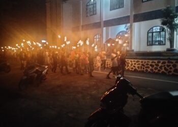 Personel Polres Sarmi Amankan Pawai Obor Paskah, Perayaan Berlangsung Aman dan Khidmat