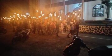 Personel Polres Sarmi Amankan Pawai Obor Paskah, Perayaan Berlangsung Aman dan Khidmat