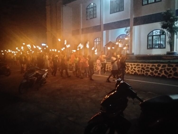 Personel Polres Sarmi Amankan Pawai Obor Paskah, Perayaan Berlangsung Aman dan Khidmat