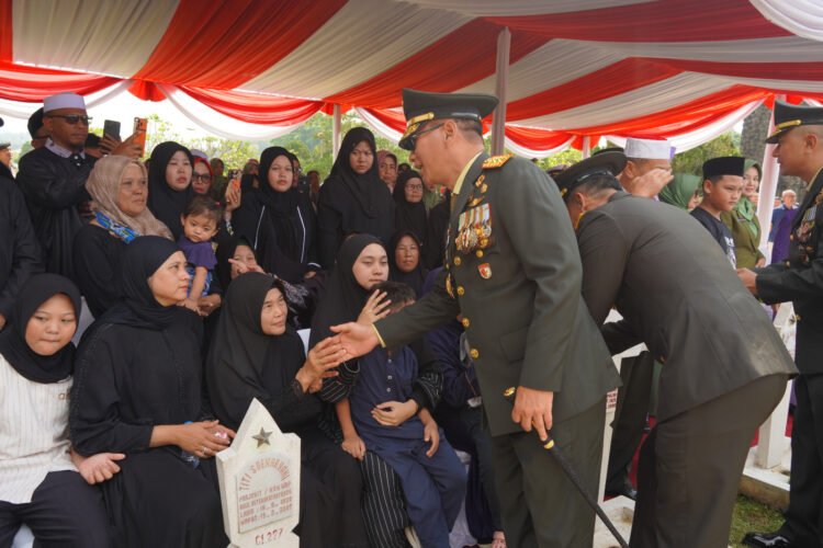 Tangis Haru Iringi Pemakaman Mayor Zulmi, Prajurit Berprestasi TNI