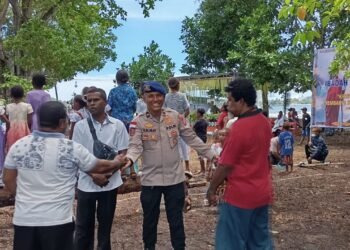 Polres Sarmi Amankan Ibadah Paskah Kedua Jemaat GKI Ebenheizer di Pantai Basecamp